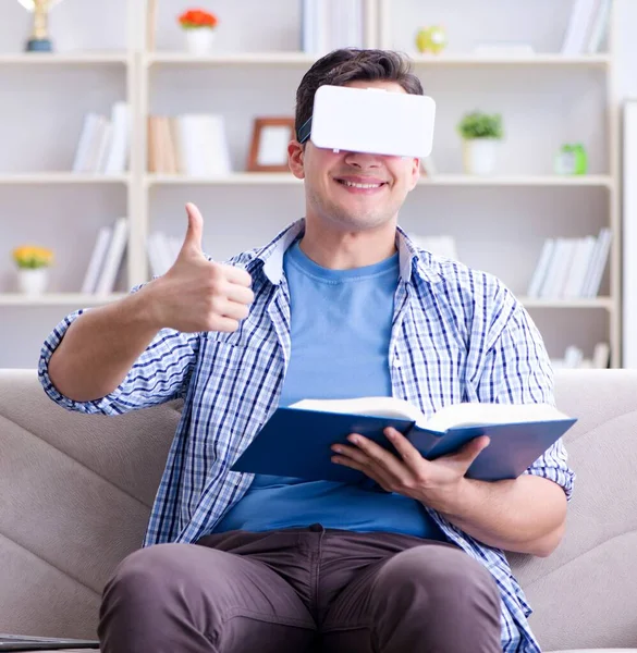 Estudante freelance com óculos de realidade virtual em casa — Fotografia de Stock
