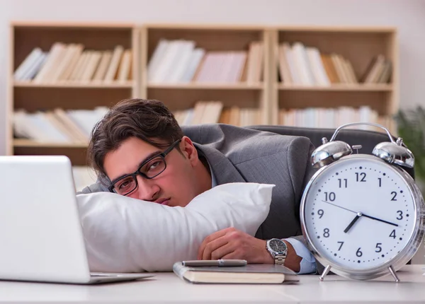 Hombre cansado durmiendo en casa con demasiado trabajo —  Fotos de Stock