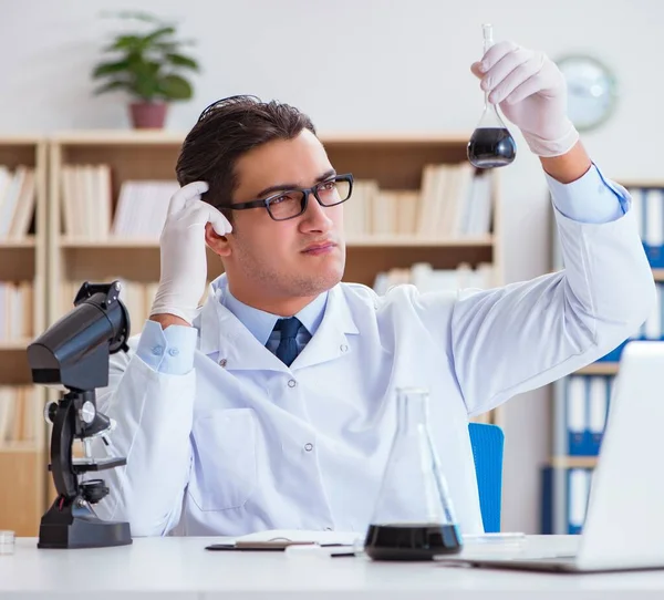 Ingegnere chimico che lavora su campioni di olio in laboratorio — Foto Stock