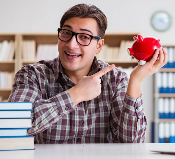 Öğrenci okul ücretini ödemek için kumbarayı soyuyor.