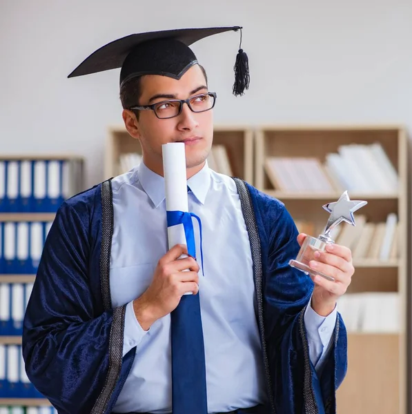 Ung man utexaminerad från universitetet — Stockfoto