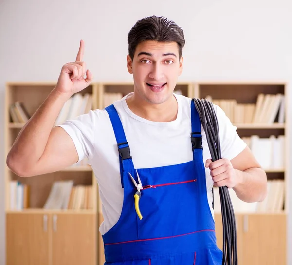 Adam evde elektrik tamiratı yapıyor.