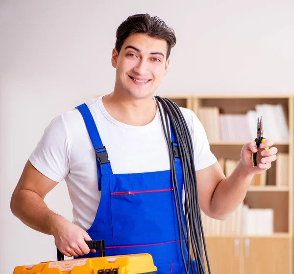 Человек, который ремонтирует электричество дома — стоковое фото