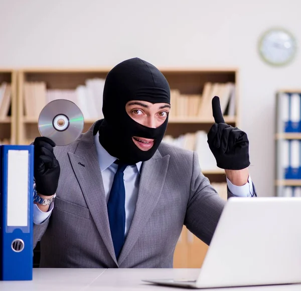 Pengusaha kriminal dengan balaclava di kantor — Stok Foto