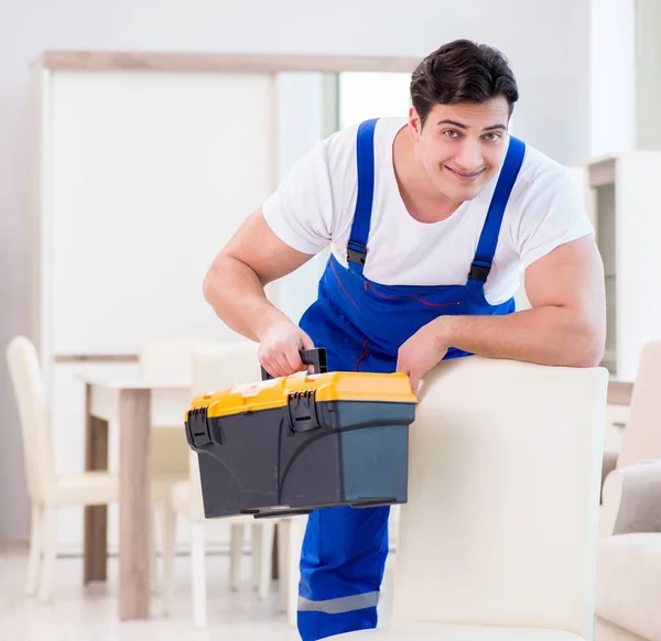 Meubilair reparateur werkt in de winkel — Stockfoto