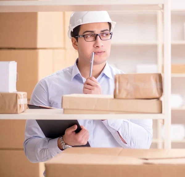 Man werkzaam in postbezorging — Stockfoto