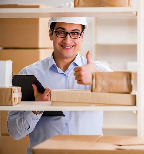 Mann arbeitet in Post-Paketzustelldienst — Stockfoto