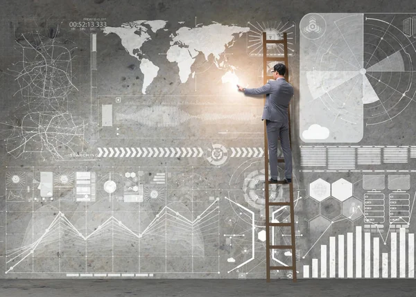 İş adamı küresel iş konseptinde merdiveni tırmanıyor