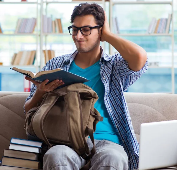 Estudiante caucásico con portátil preparándose para los exámenes universitarios — Foto de Stock