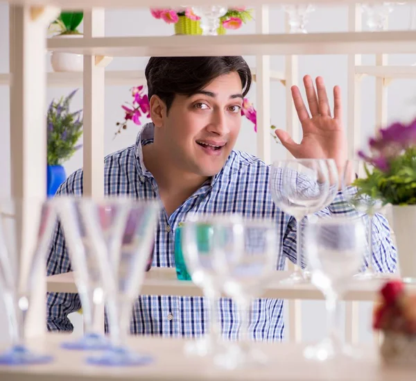 Genç yakışıklı dükkândan alışveriş yapıyor.