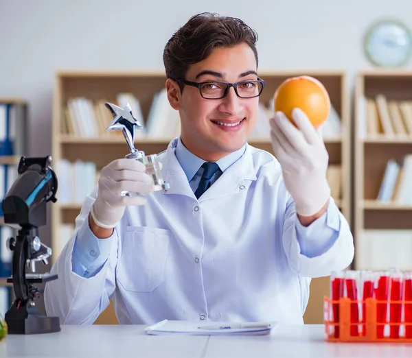 Doktor bilim adamı araştırması için ödül alıyor.