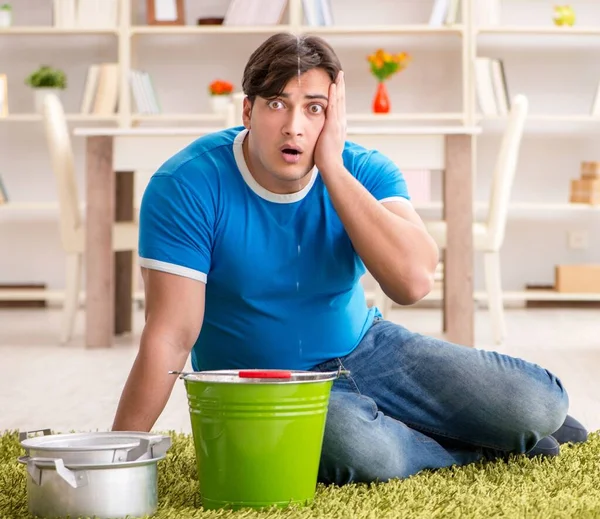 Evdeki adam, komşu sel sızıntısıyla uğraşıyor.