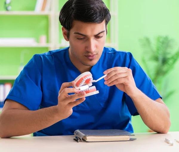 Dentysta pracujący nad nowym implantem zębów — Zdjęcie stockowe