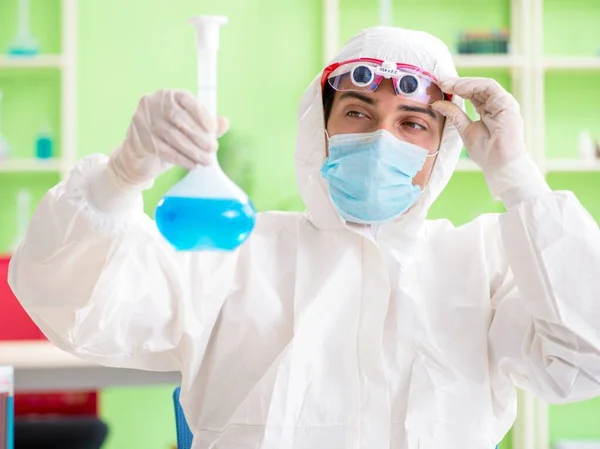 Хімік працює в лабораторії над новим експериментом — стокове фото