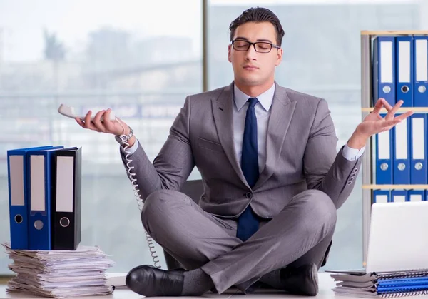 Affärsman mediterar på kontoret — Stockfoto