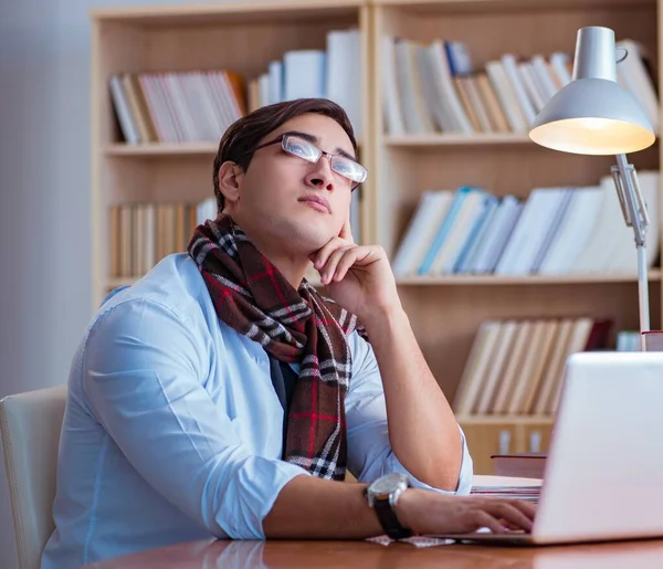 Ung bokförfattare skriver i biblioteket — Stockfoto