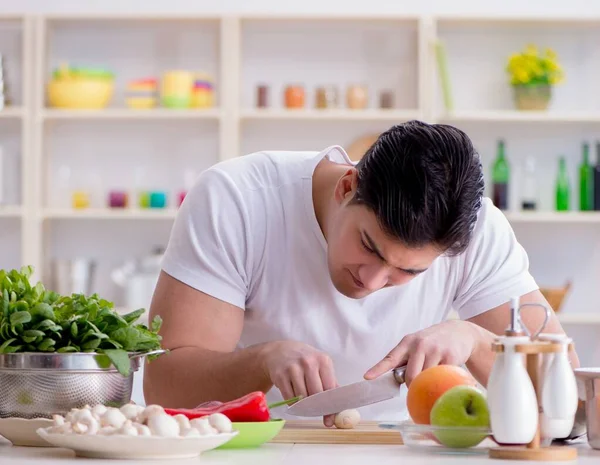 Jovem cozinheiro do sexo masculino trabalhando na cozinha — Fotografia de Stock