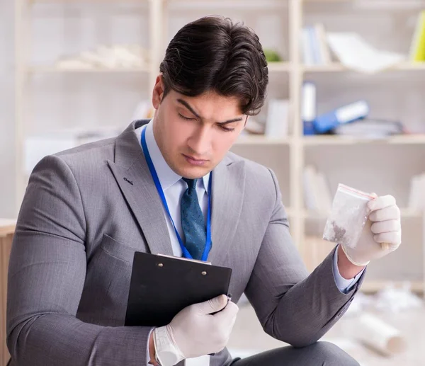 Junger Mann bei Kripo-Ermittlungen im Amt — Stockfoto