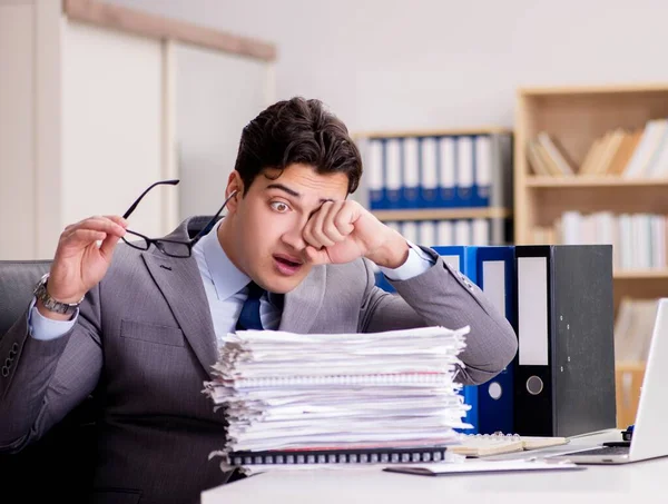 Geschäftsmann kämpft mit Papierstapeln — Stockfoto