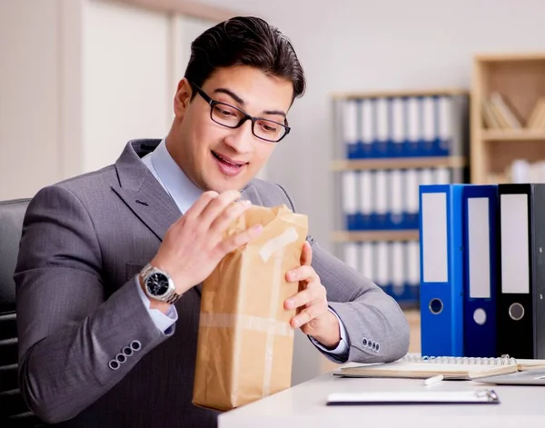 Geschäftsmann erhält Paket im Büro — Stockfoto