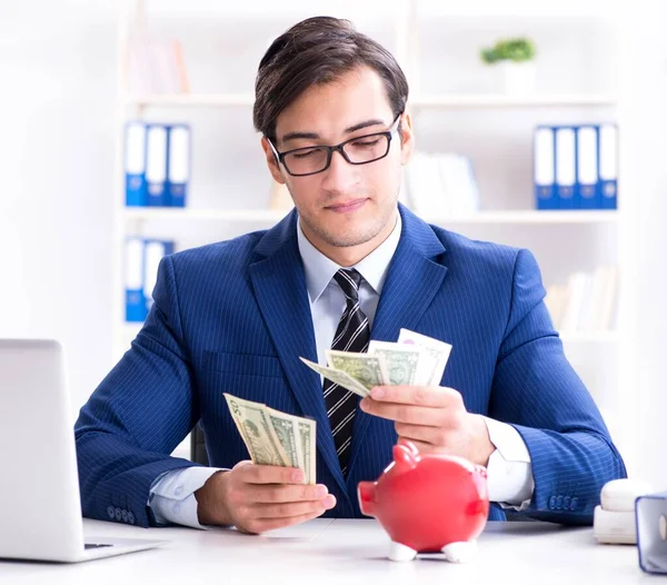 İş adamı kriz sırasındaki birikimlerini düşünüyor.