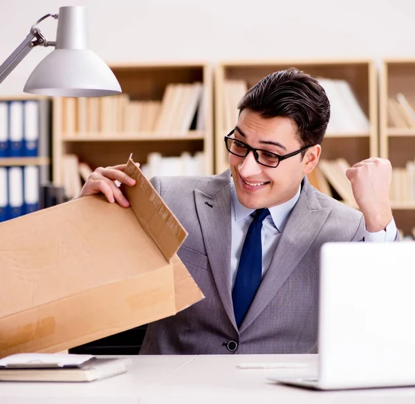 Affärsman som tar emot paket på kontoret — Stockfoto