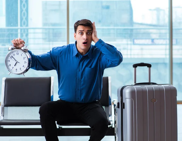 Havaalanı dinlenme odasında yolcu bekleyen adam.