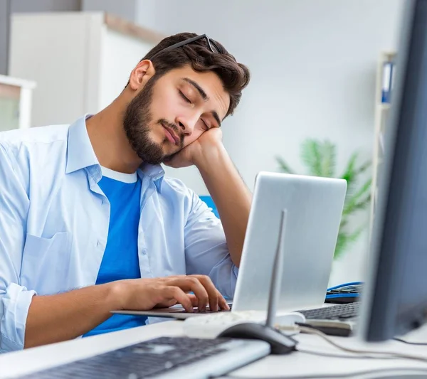 IT teknisyeni bilişim ekipmanlarına bakıyor.