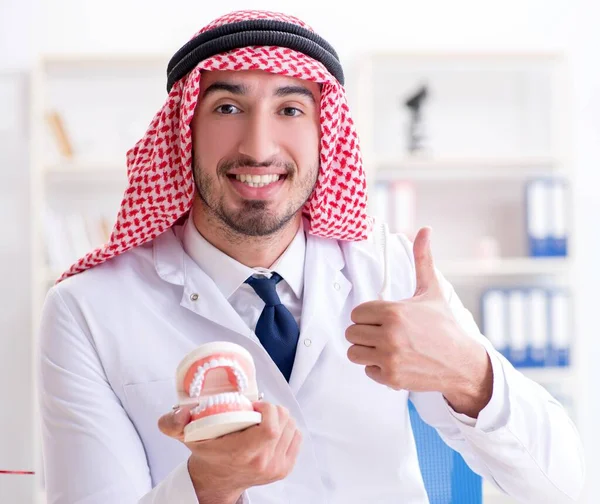 Dentista arabo che lavora su un nuovo impianto dentale — Foto Stock