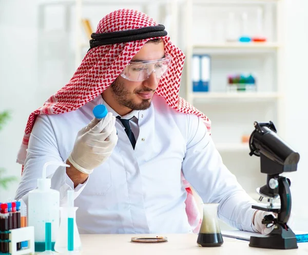 Químico árabe trabalhando no escritório do laboratório — Fotografia de Stock