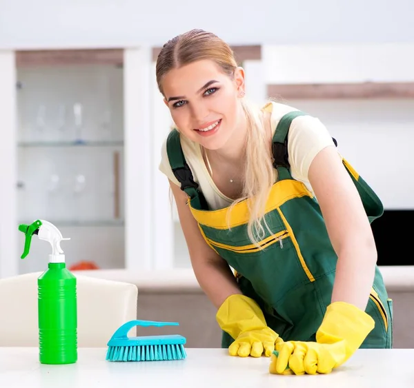 Professionele schoonmaakster appartement meubilair — Stockfoto