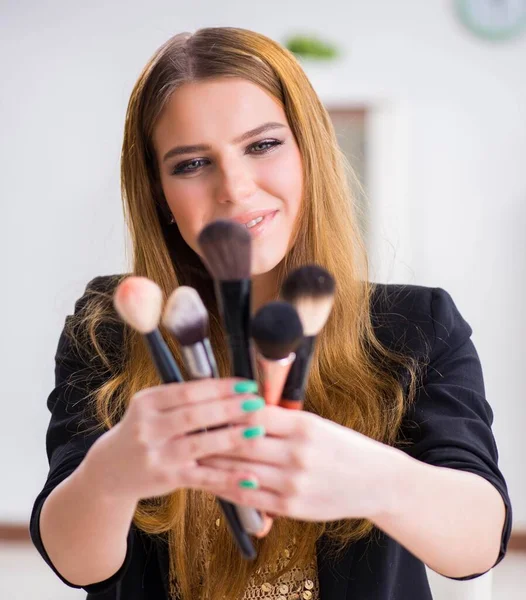 Mladá žena se hlásí make-up příprava na večírek — Stock fotografie
