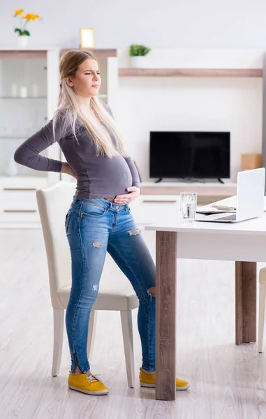 Zwangere vrouw thuis klaar voor de bevalling — Stockfoto