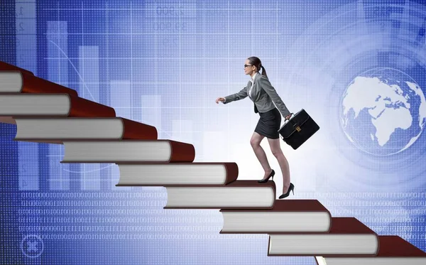 Studente donna d'affari salire la scala dei libri di istruzione — Foto Stock