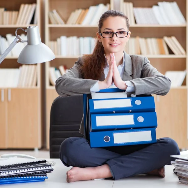 Imprenditrice meditare in ufficio — Foto Stock