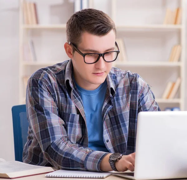 Giovane studente che studia su internet nel concetto di telelearning — Foto Stock