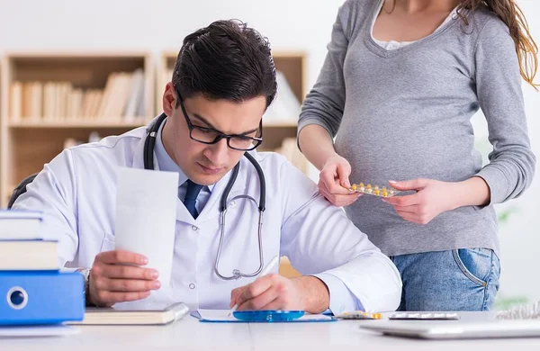 Donna incinta in visita dal medico per consultazione — Foto Stock
