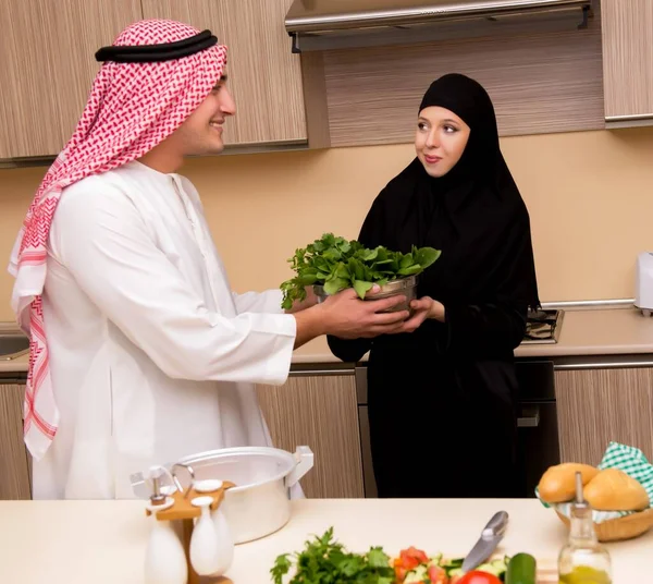 Junge arabische Familie in der Küche — Stockfoto