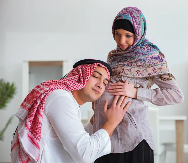 Ung arabisk muslimsk familj med gravid fru väntar barn — Stockfoto