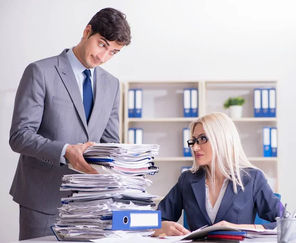 Baas brengt extra werk naar zijn assistent secretaris — Stockfoto