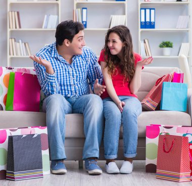 Alışveriş yaptıktan sonra genç çift.