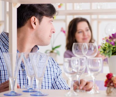 Genç aile dükkandan alışveriş yapıyor.