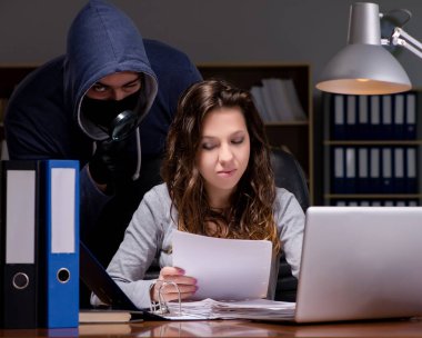 Hacker ev bilgisayarından kişisel verileri çalıyor