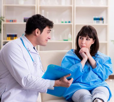 Doktor hastayla kan naklini tartışıyor.