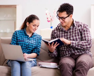 Üniversite sınavlarına hazırlanan öğrenciler