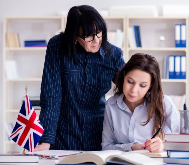 İngilizce dersi sırasında genç yabancı öğrenci