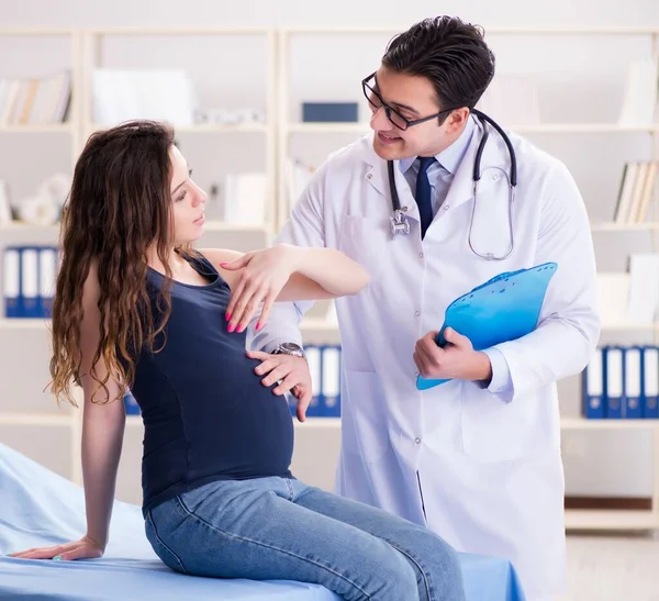 Médico examinando paciente mulher grávida — Fotografia de Stock