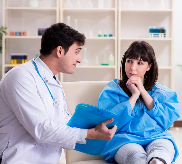 Médico discutiendo transfusión de sangre con paciente — Foto de Stock