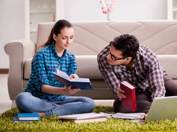 Studenten die zich voorbereiden op universitaire examens — Stockfoto