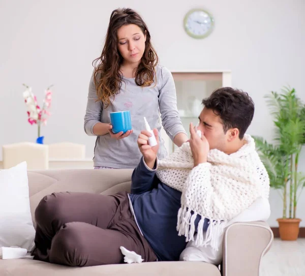 Vrouw die thuis voor zieke man zorgt — Stockfoto